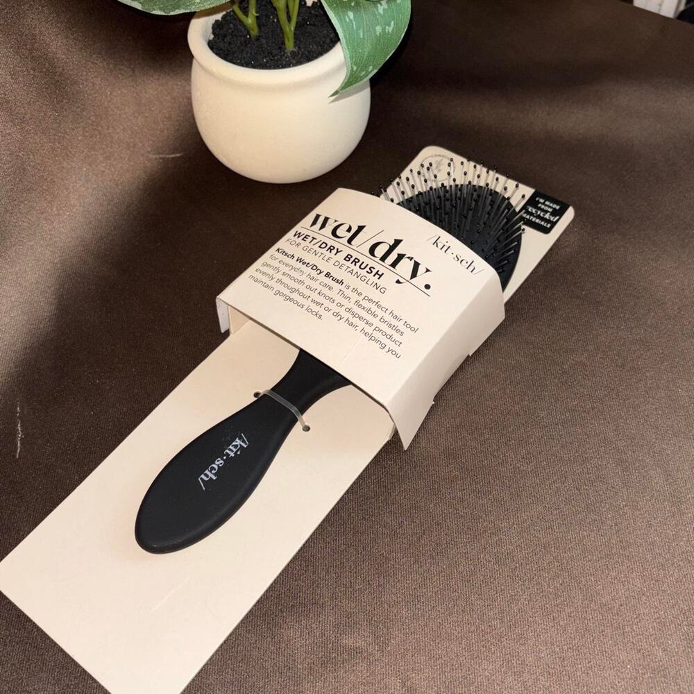 KitSch wet/dry brush Brand new with tags.